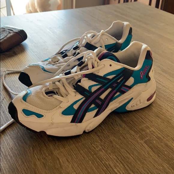 Vintage looking 90s ASICS - Picture 1 of 6